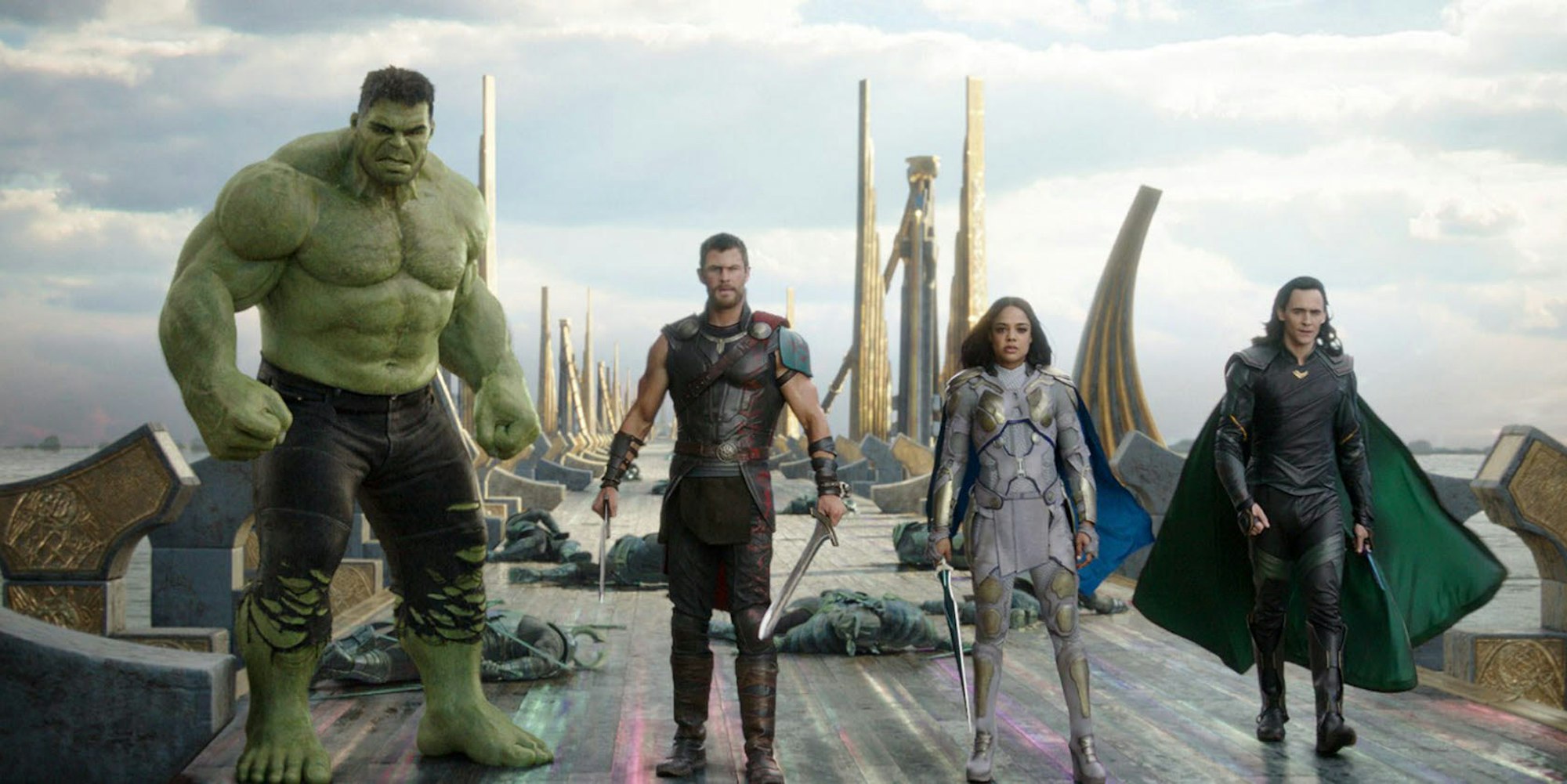 Szene mit (v. l.) Mark Ruffalo (Hulk), Chris Hemsworth (Thor), Tessa Thompson (Valkyrie) und Tom Hiddleston (Loki)