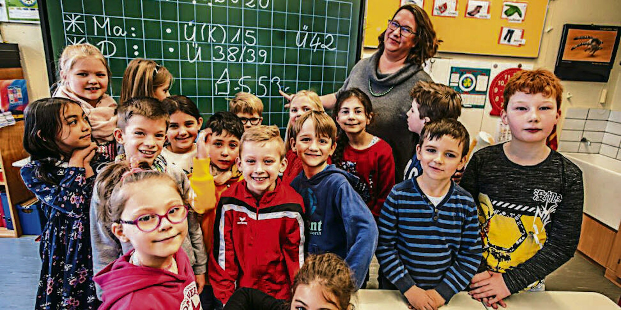 Die Klasse 2 der Grundschule Büscherhof mit ihrer Lehrerin Julia Krapp an der neuen elektronischen Tafel.