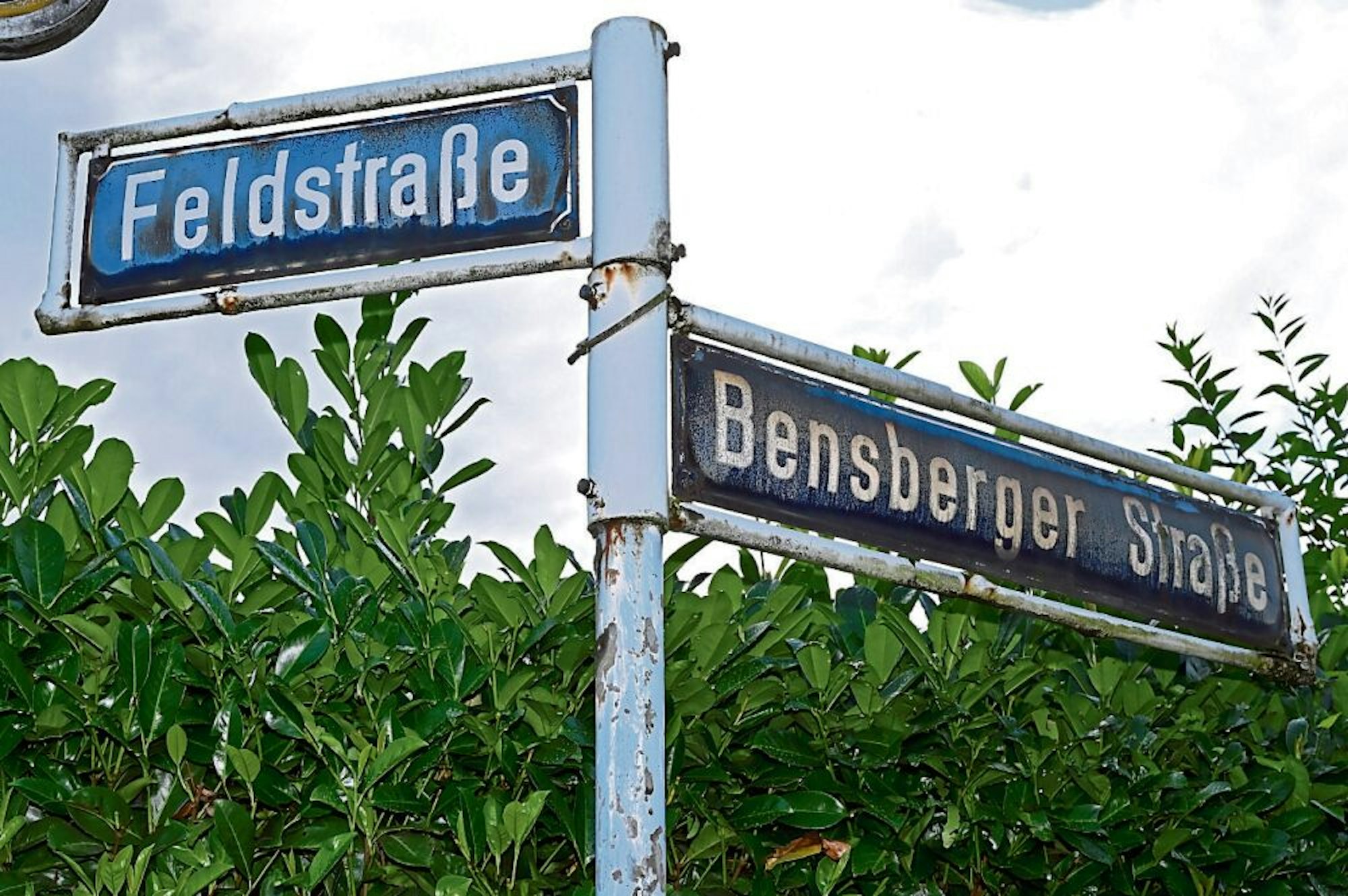 Ecke Feldstraße und Bensberger Straße in Rösrath-Forsbach - ein erhaltenes Doppel-Ensemble.