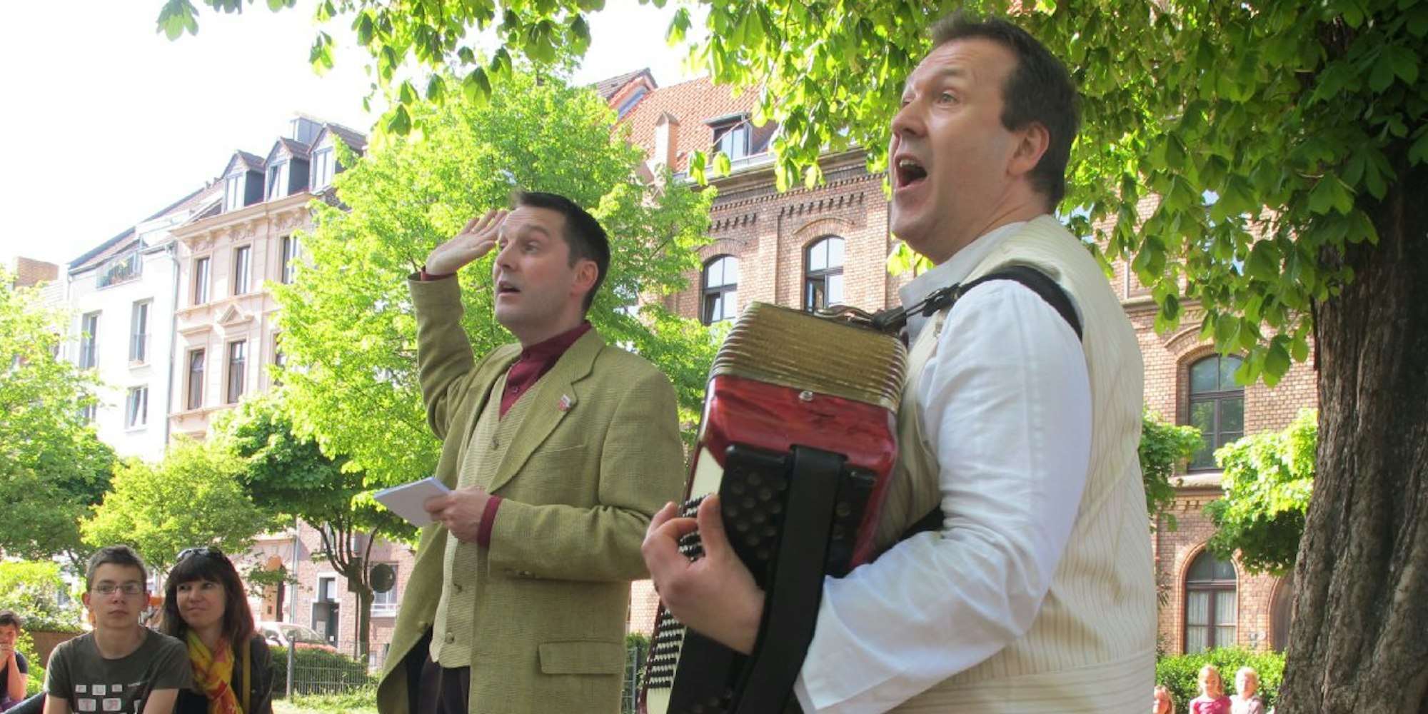 Volker Hein (links) und Johannes Fromm führen ihre Zuhörer als Duo Herrschmitz durch das Severinsviertel.