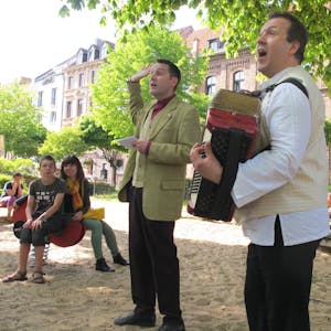 Volker Hein (links) und Johannes Fromm führen ihre Zuhörer als Duo Herrschmitz durch das Severinsviertel.