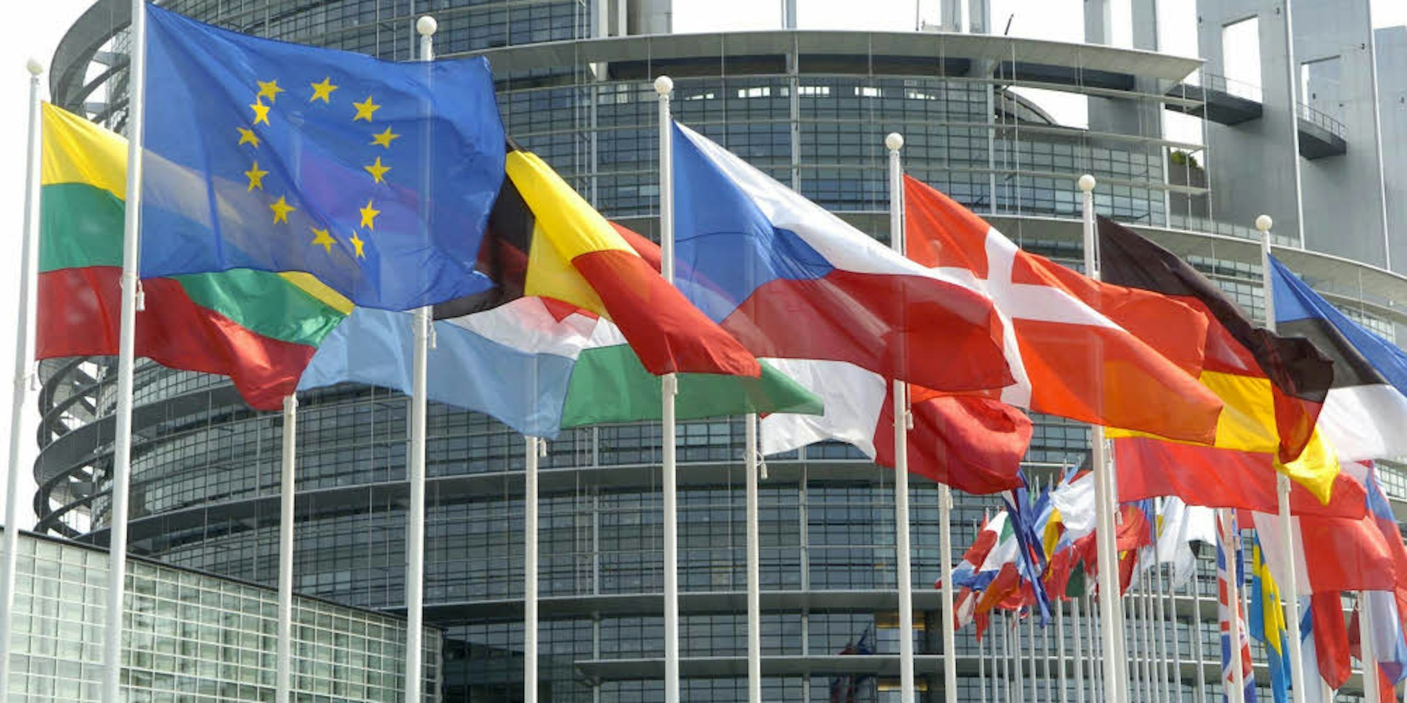 Die Flaggen der Mitgliedsländer der Europäischen Union wehen vor dem Europa-Parlament in Straßburg.