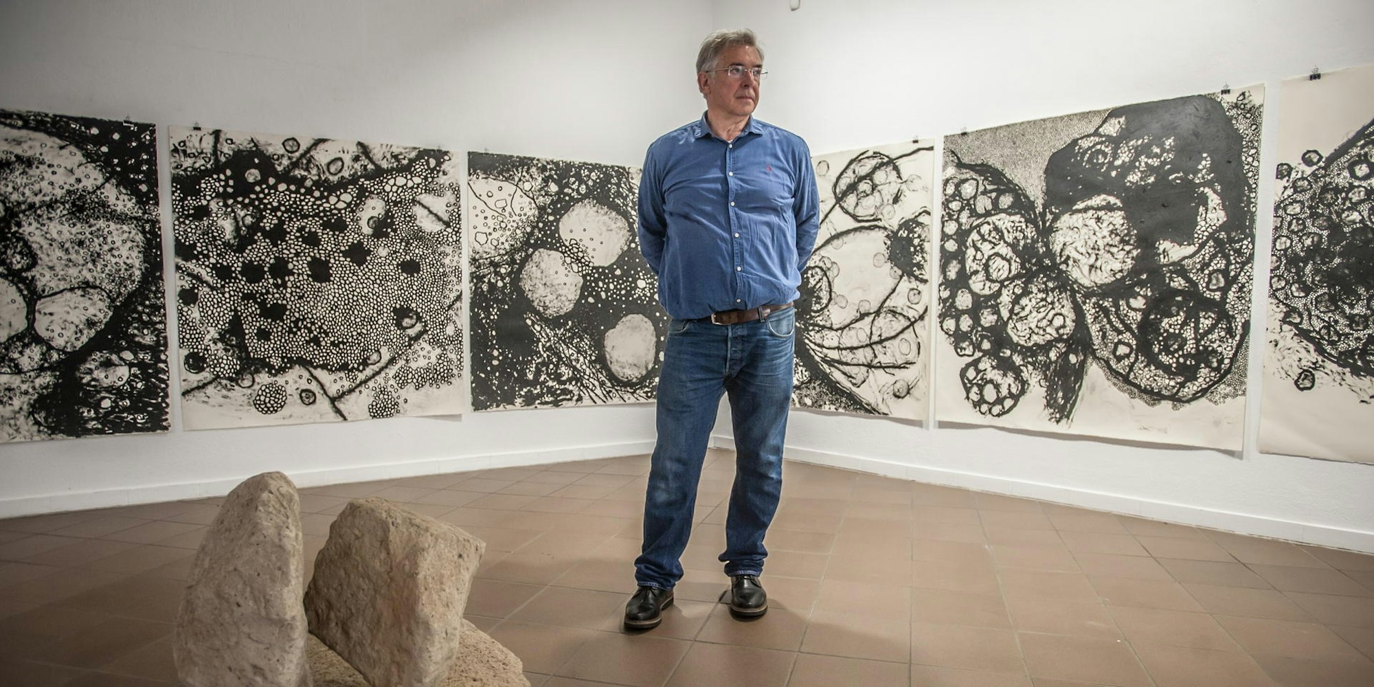 Josef Wolf zeigt im Kunstverein seine archaisch anmutenden Skulpturen und Bilder.