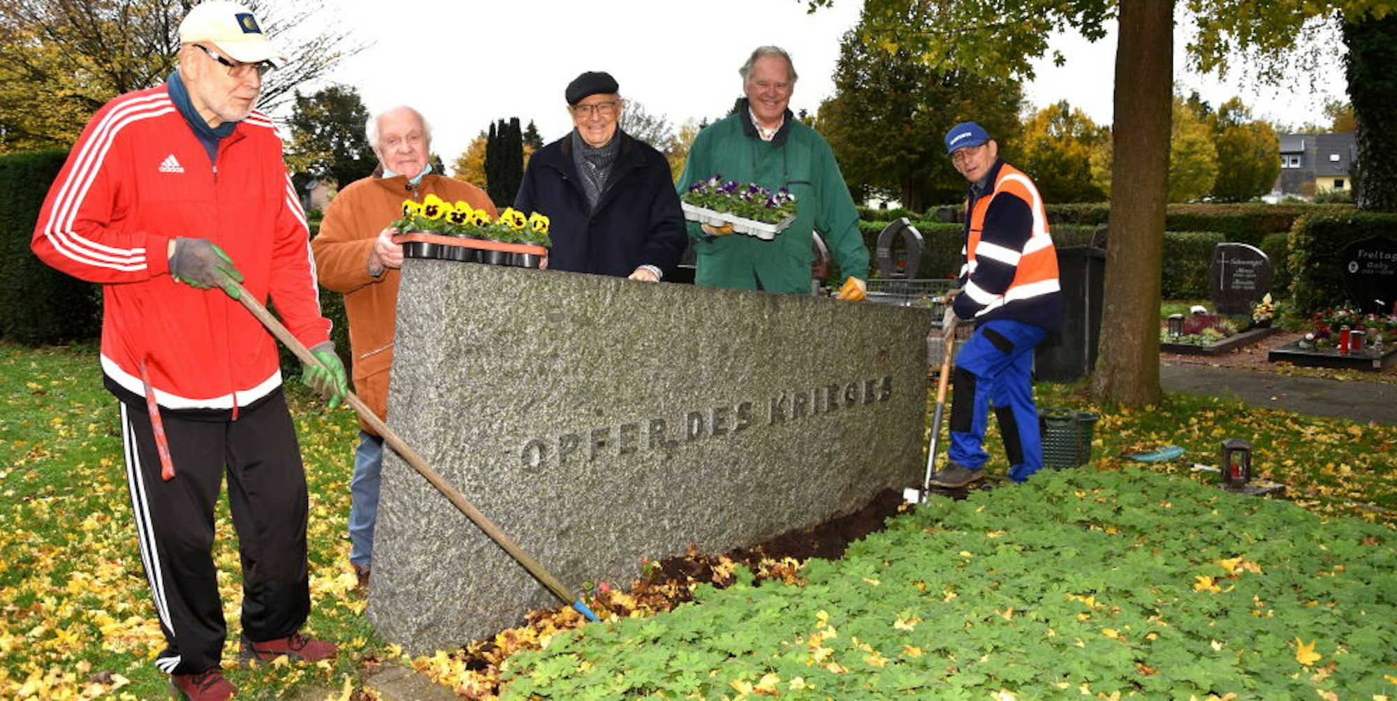Seit zehn Jahren pflegen die Schützen um Johannes Hübner (grüne Jacke) die Ehrengräber auf dem Niederaußemer Friedhof.