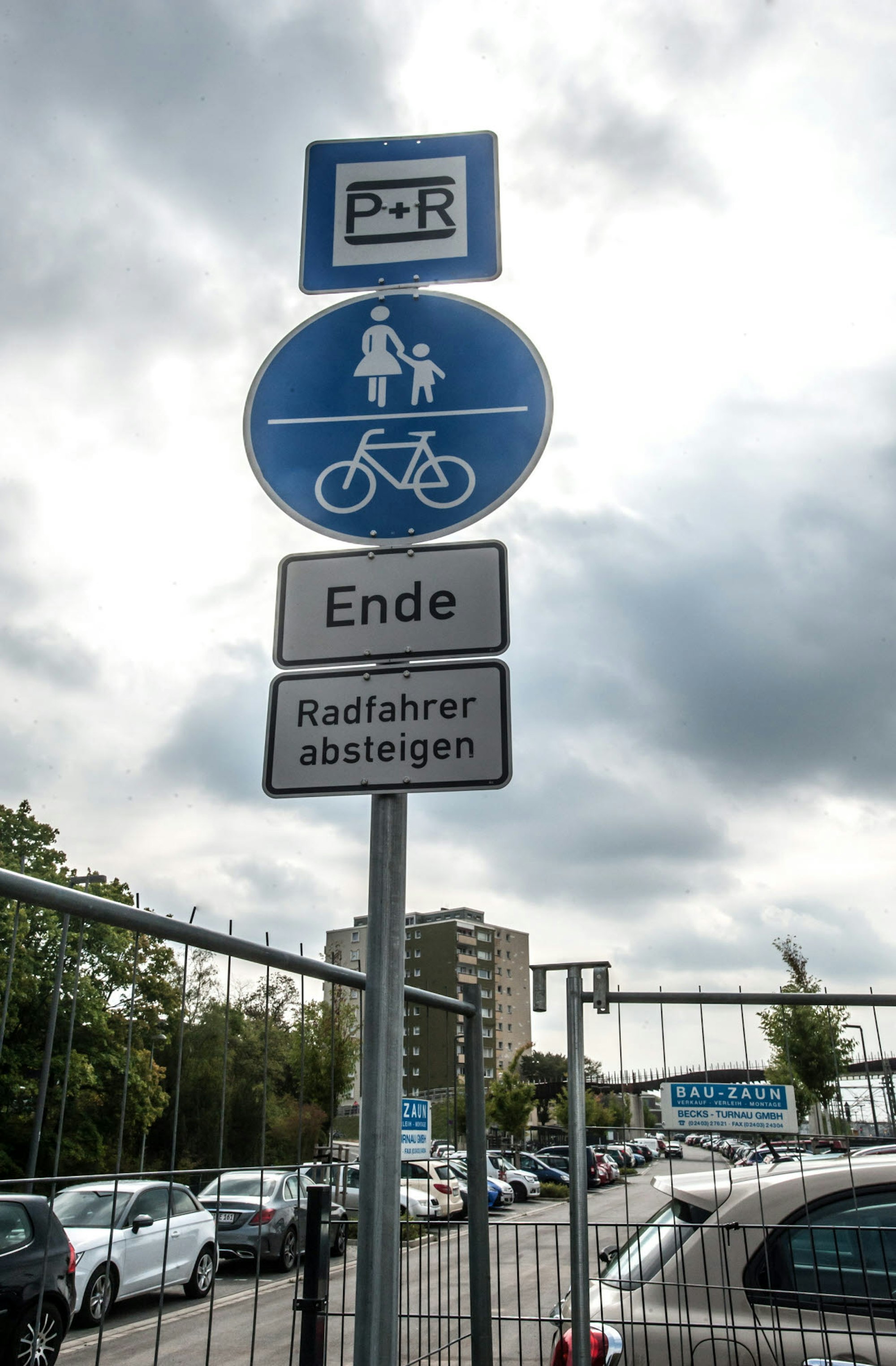 „Radfahrer absteigen“, um Unfälle am Trassenende zu vermeiden.