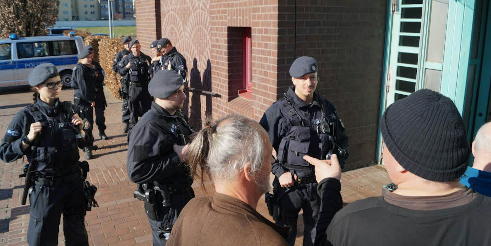 Vor der Tür des Amtsgerichtes trafen Polizisten und Aktivisten aufeinander. Es gab strenge Einlasskontrollen.