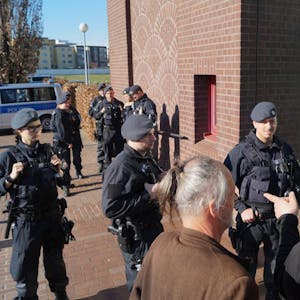 Vor der Tür des Amtsgerichtes trafen Polizisten und Aktivisten aufeinander. Es gab strenge Einlasskontrollen.