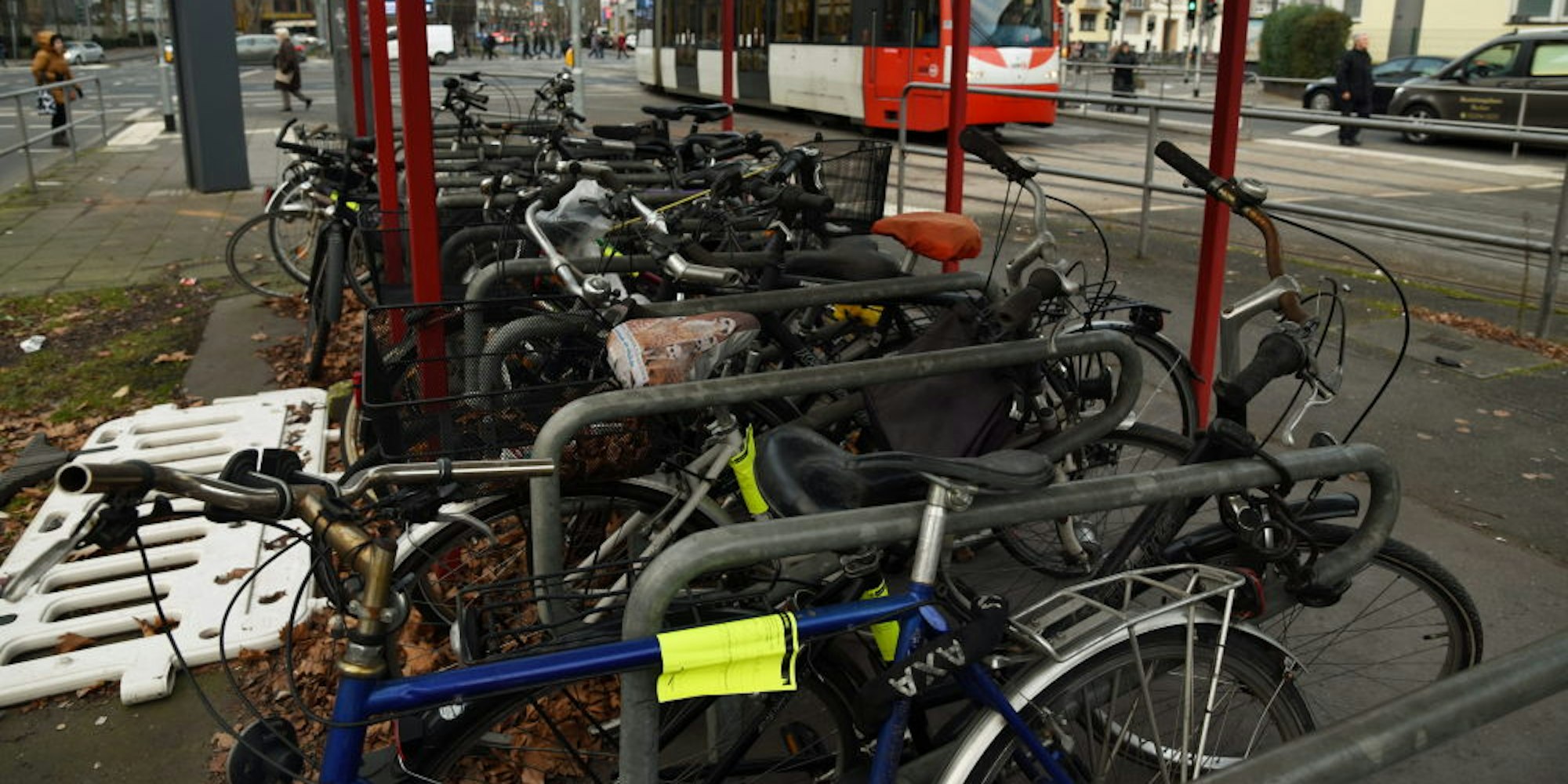„Vermuteter Abfall“: mit gelben Verwarnzetteln beklebte Fahrräder an der Ecke Aachener Straße/Stadtwaldgürtel