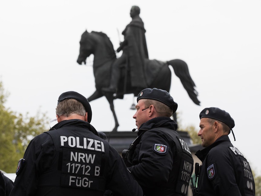 Polizisten am Reiterdenkmal auf dem Kölner Heumarkt.