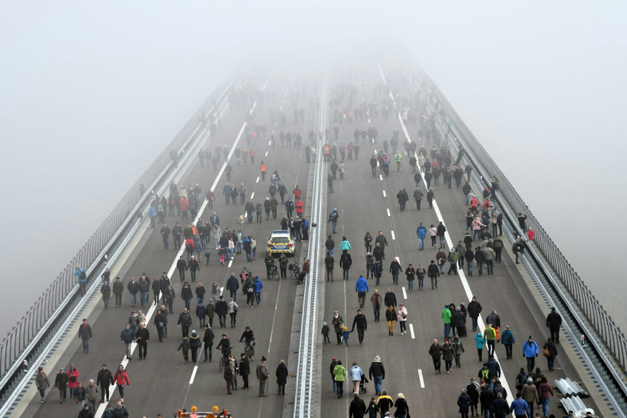 Vor der offiziellen Eröffnung begehen Tausende Besucher im Nebel beim Bürgerfest die Hochmoselbrücke.