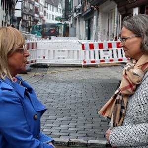 Über den Fortschritt der Pflasterarbeiten informierte Bürgermeisterin Sabine Preiser-Marian die Ministerin.