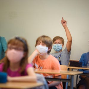 Schulunterricht mit Maske Symbolbild