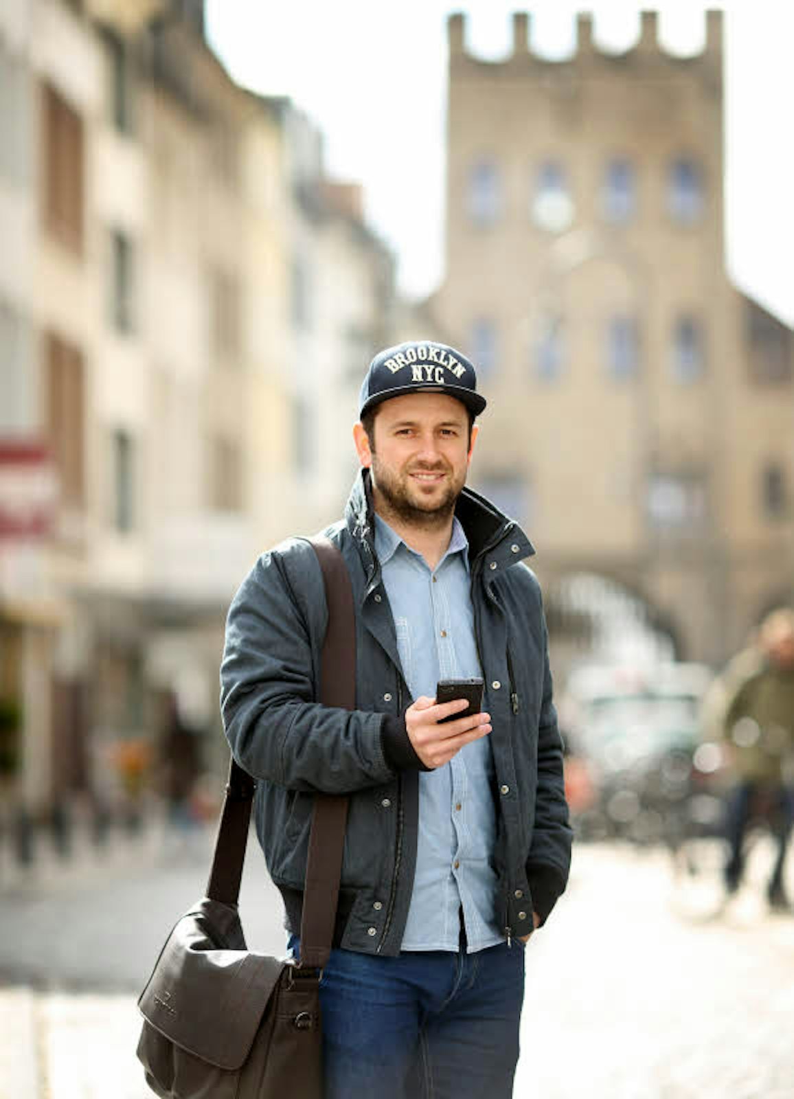 „Stadt-Anzeiger“-Mitarbeiter Dominik Becker testet in der Severinstraße das Online-Angebot „info.koeln“.