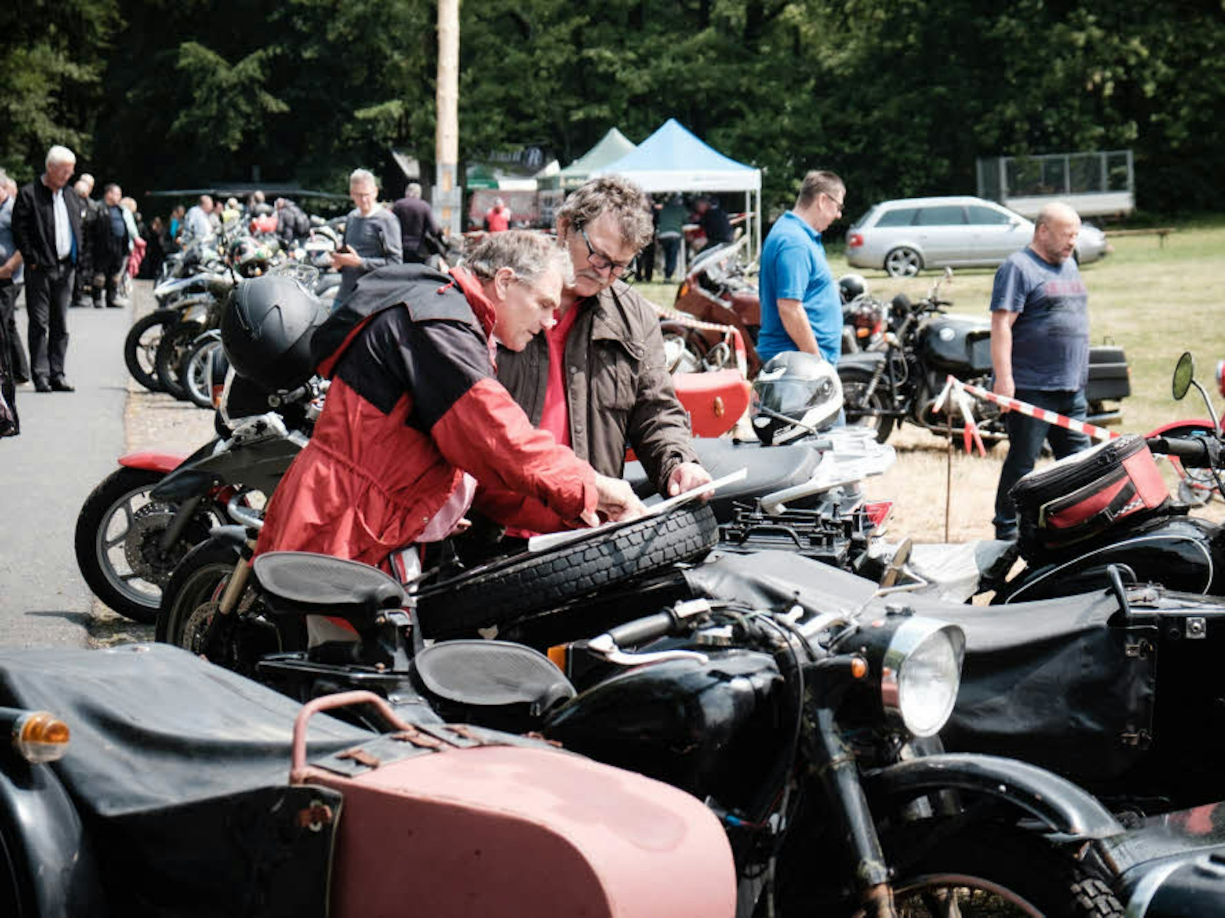 Mehrere Hundert Liebhaber alter Motorräder trafen sich in den vergangenen Tagen auf dem Gelände des ehemaligen Sportplatzes in Kölsch-Büllesbach im Westerwald.
