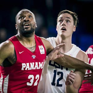 Stephen Zimmerman, rechts im WM-Qualifikationsspiel der USA im Februar gegen Panama, kommt zu den Baskets.