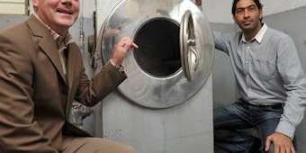 Energieberater Uwe Krause (links) von der EVL schaute sich die älteste Waschmaschine der Stadt an: Der Frontlader Baujahr 1953 steht im Keller von Ümit Kilic. (Bild: Ralf Krieger)