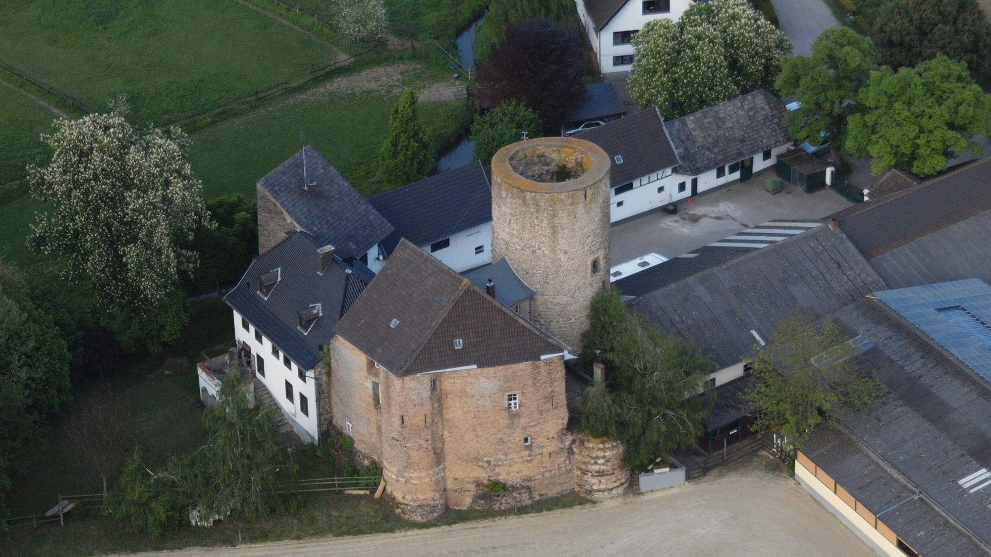 Burg Münchhausen Wiki Wolkenkratzer CC BY-SA 3.0