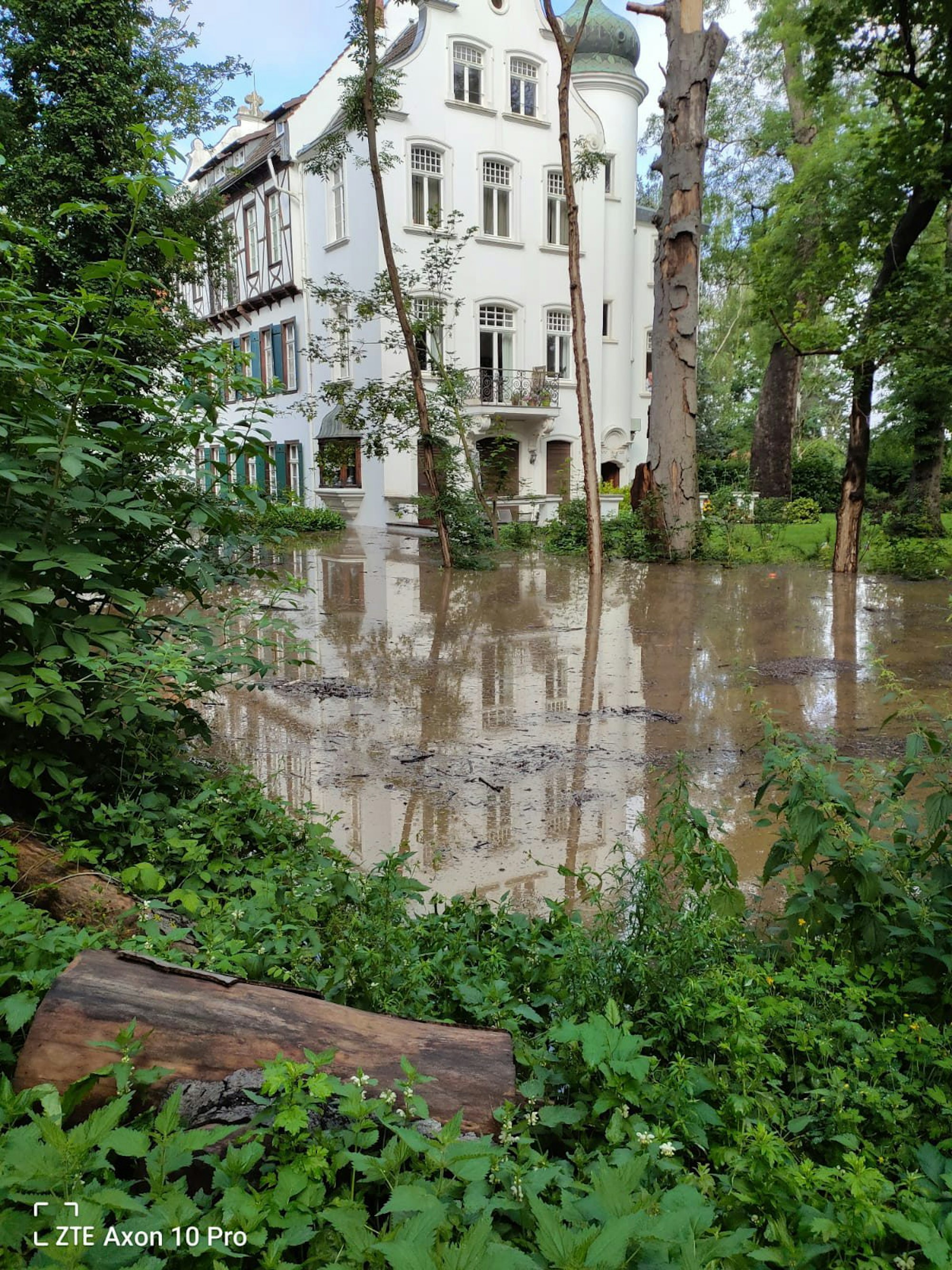 Das Haupthaus der Burg Blessem stand am Donnerstag vergangener Woche komplett im Wasser.
