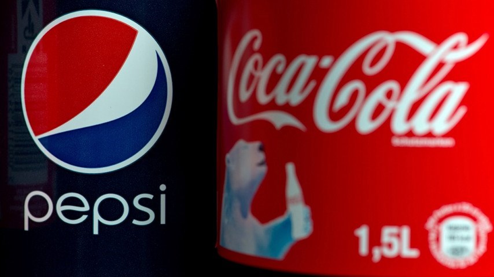 Coca Cola und Pepsi enthalten nur um die acht Milligramm Koffein pro 100 Milliliter. Zuckerfreie Light-Colas machen mit etwa zwölf Milligramm pro 100 Milliliter ein wenig wacher.