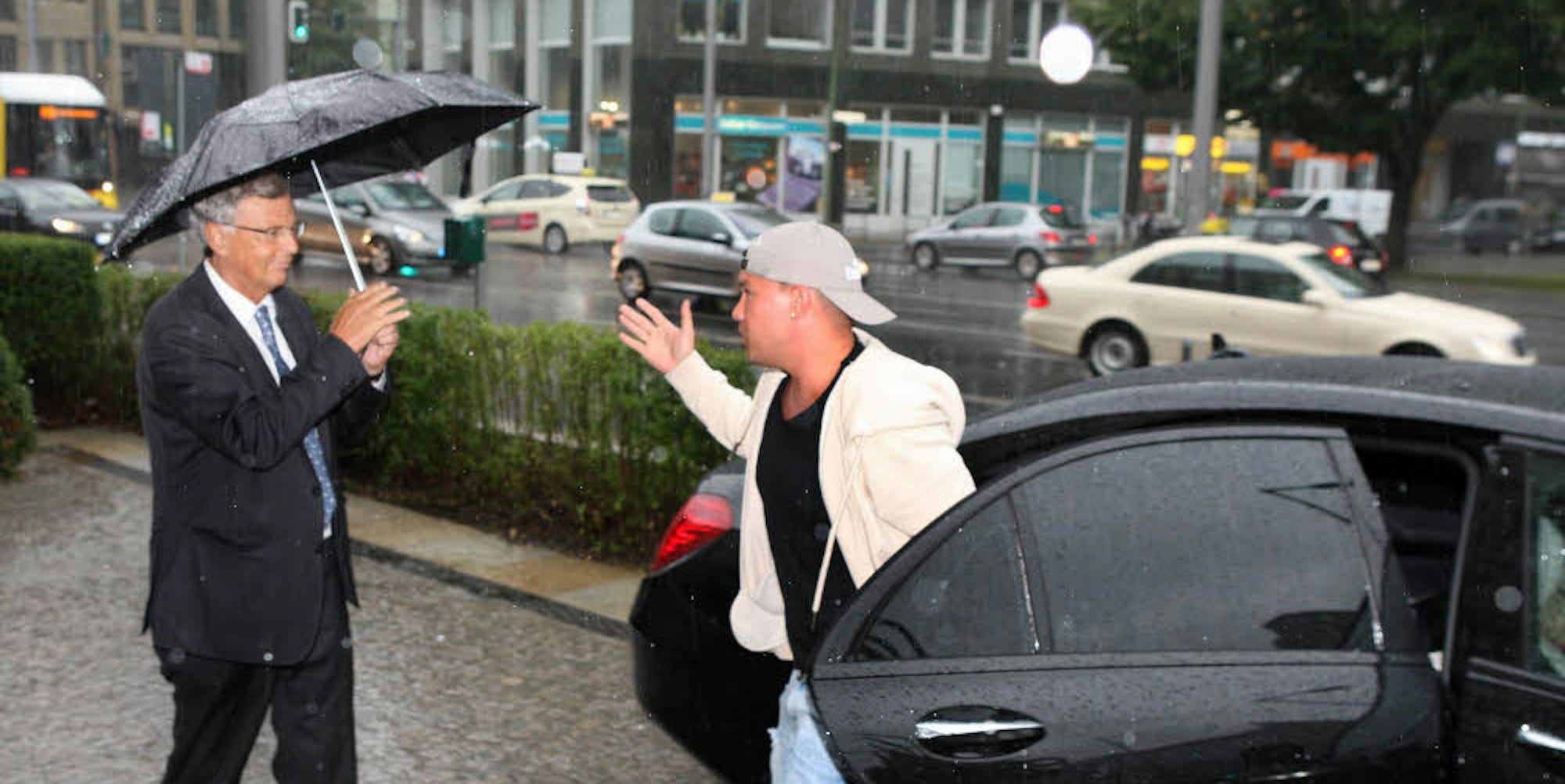 Ein Unwetter tobte über Berlin, als Rapper „Kay One“ vor dem Bundesverkehrsministerium vorfährt.