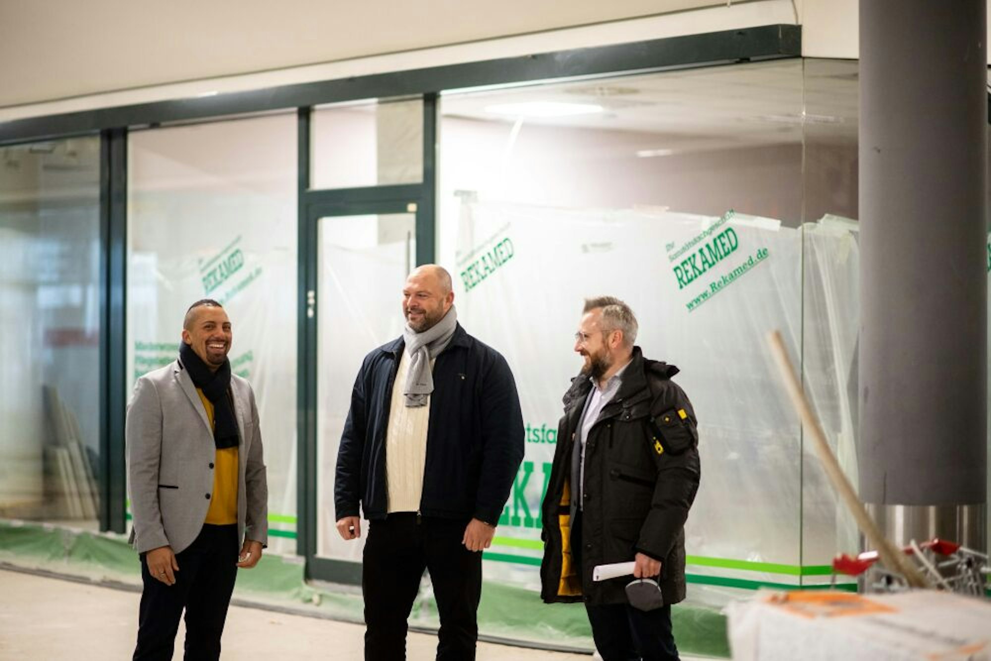 Die Euskirchener Tim Volk (l.) und Tobias Von Groote (M.) werden im Galleria einen Outlet-Klamotten-Laden eröffnen. Galleria-Besitzer Carlo Wisskirchen freut sich auf die Investoren.