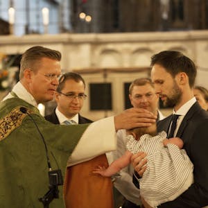 Gemeinsame Feier: Dominik Meiering bei einer Taufe in St. Gereon.