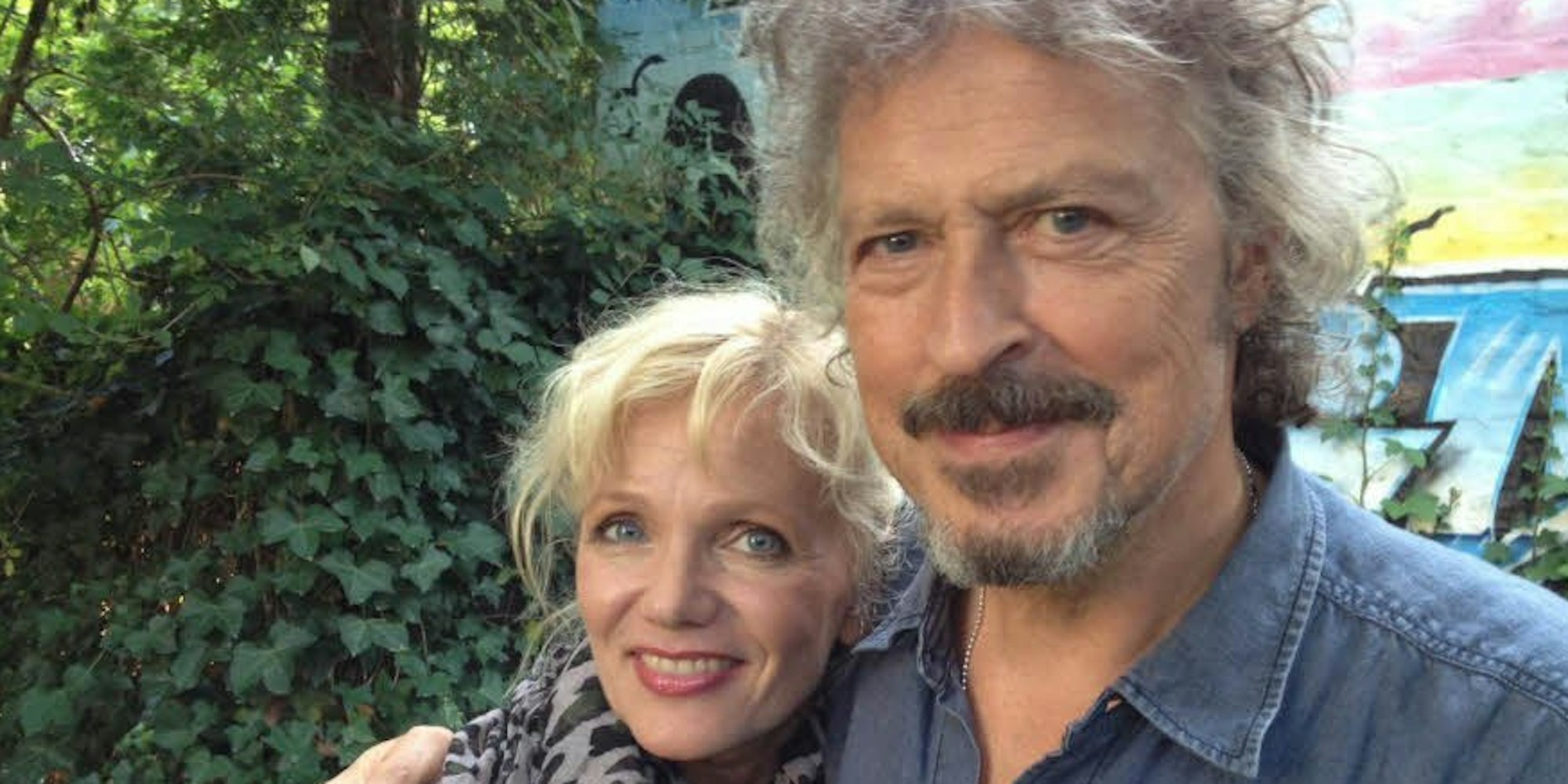 Wolfgang Niedecken mit seiner Ehefrau Martina im Garten des Kölner Wohnhauses.