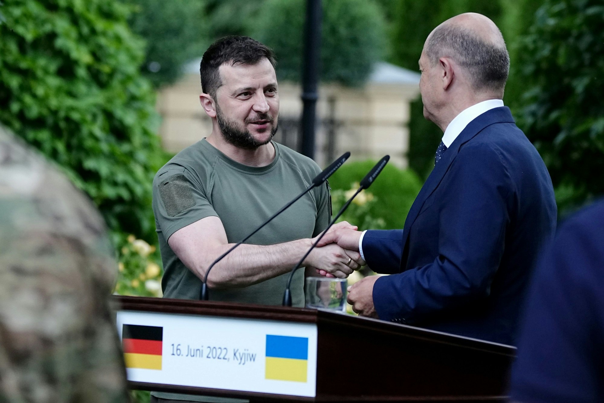 Handschlag: Der ukrainische Präsident Wolodymyr Selenskyj und Bundeskanzler Olaf Scholz in Kiew (Archivbild)