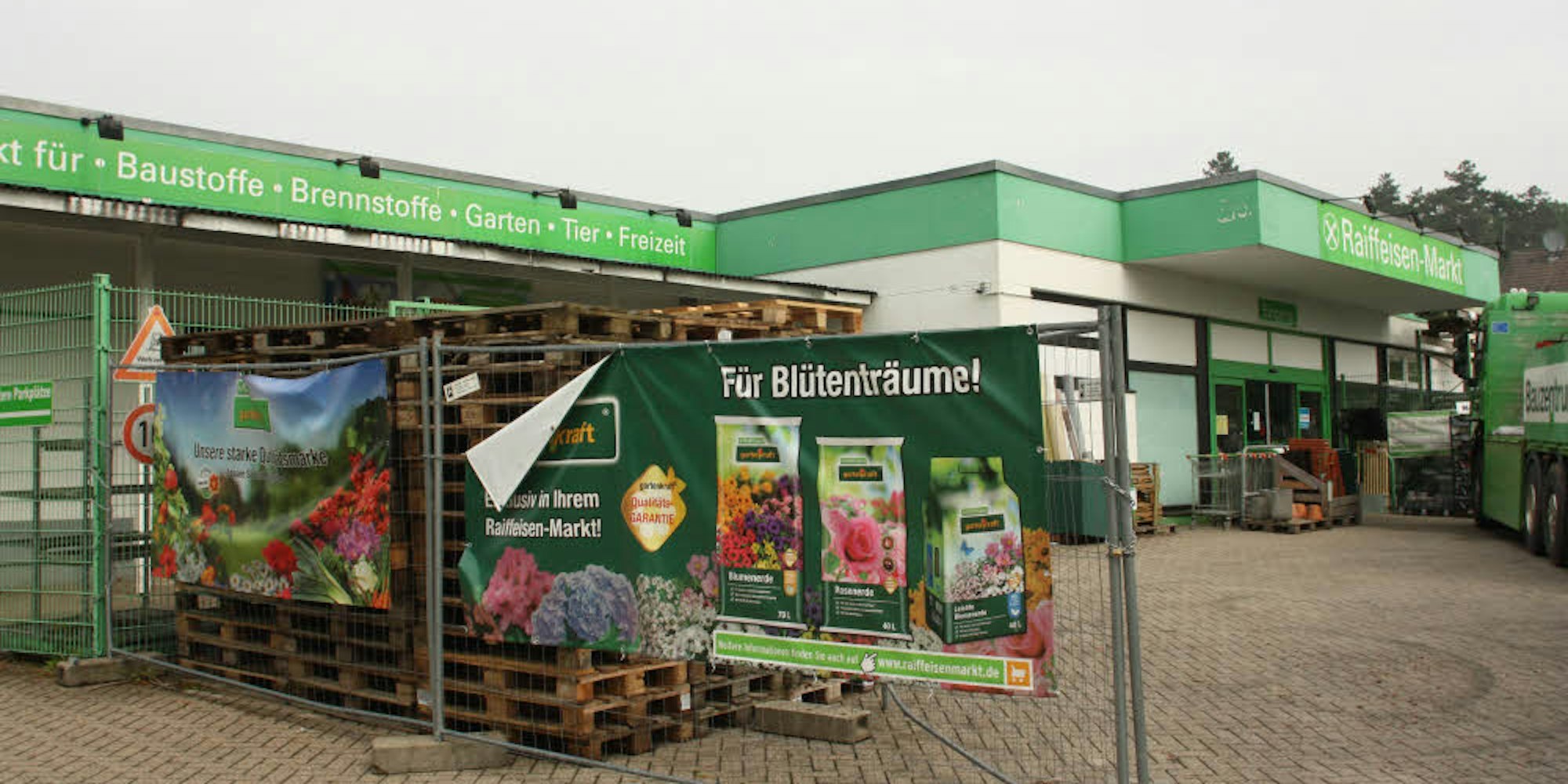 Von wegen Blütenträume: Der Raiffeisen-Markt in Mechernich ist geschlossen.