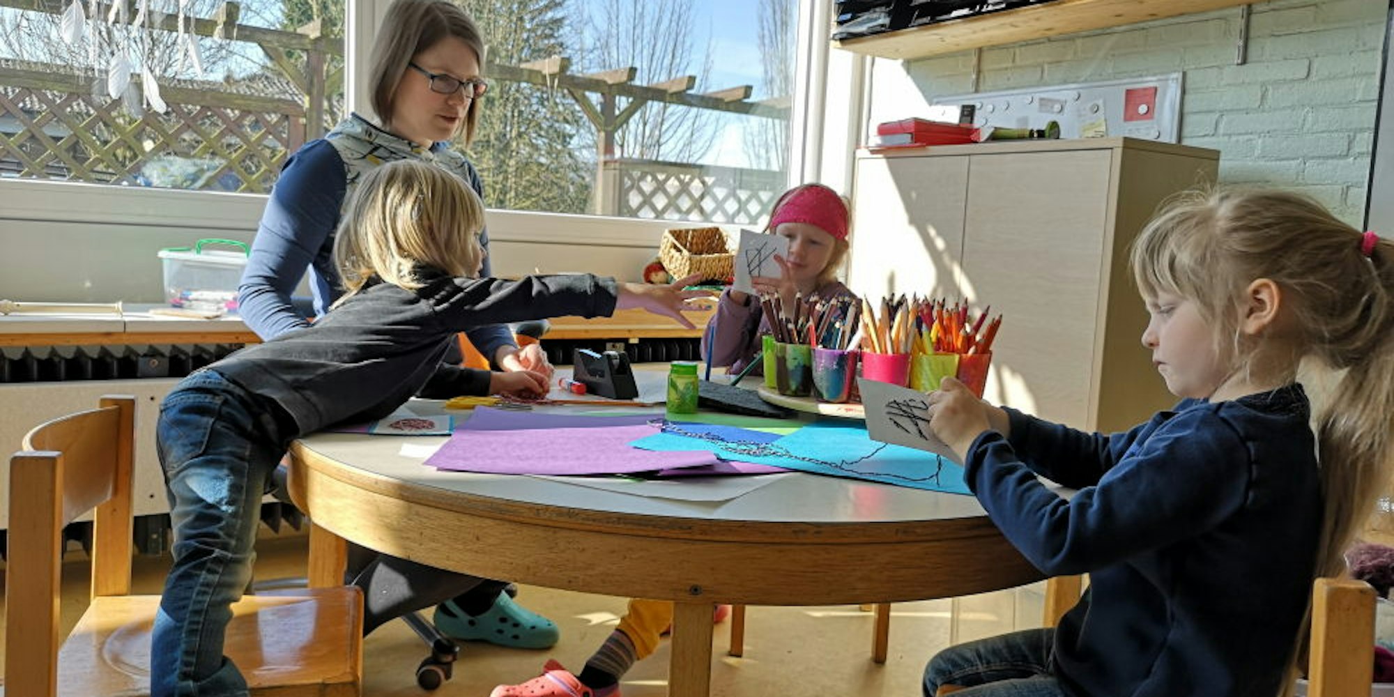 Es ist leer geworden im Familienzentrum Vogelnest in Rosbach: Stephanie Sauerborn mit den Kindern der Betreuungsgruppe.