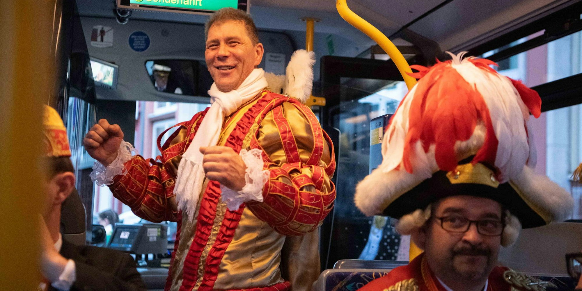 Kurz vor dem Auftritt im Casino ist der Euskirchener Prinz Winfried II. (Flimm) aufgekratzt. Der Zuspruch der Karnevalisten und Jecken hat ihm gutgetan.