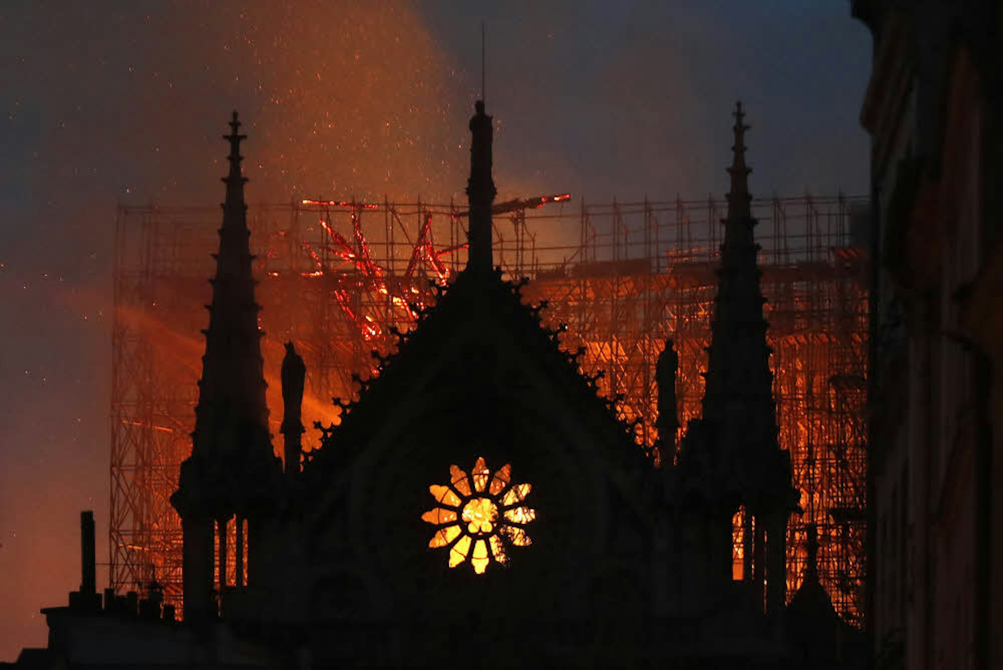 Vergangenen Montag stand die Kathedrale Notre Dame in Paris lichterloh in Flammen.