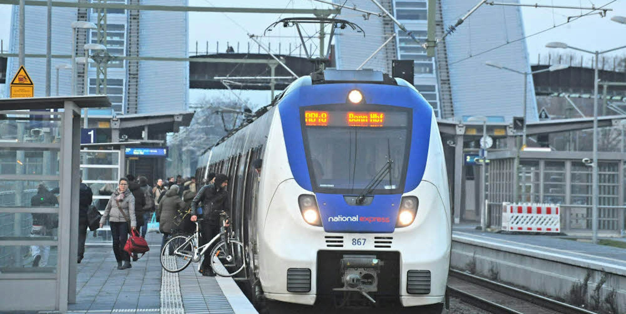 Die Regionalbahn zwischen Opladen und Köln sollte künftig im 20-Minuten-Takt und mit drei Wagenteilen verkehren, fordert Opladen Plus. 