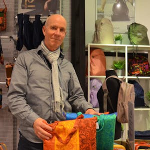 Klaus Walth bietet in seinem Geschäft in der Giesler-Galerie Textilien und Naturkosmetik an. Im kommenden Jahr will weitere Läden eröffnen.
