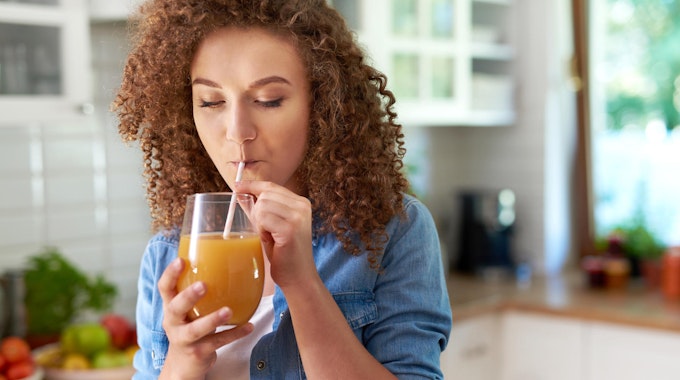 Ein Glas Orangensaft deckt fast den kompletten Tagesbedarf eines Erwachsenen an Vitamin C.