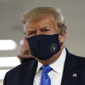trump mit maske zum ersten mal