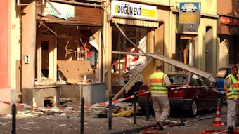 Zerstörte Schaufenster nach dem Bombenanschlag in der Keupstraße in Köln-Mülheim