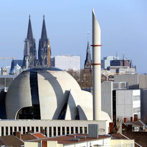Blick über die Ehrenfelder Moschee der Ditib zum Dom