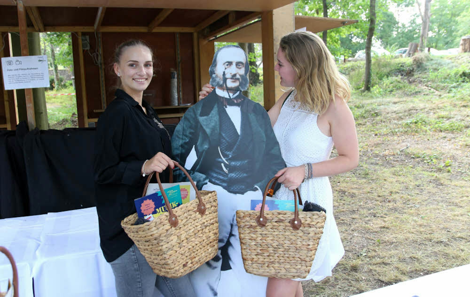 Mehr als 300 Picknickkörbe verteilten Amelie Schmidt-Holzmann (rechts) und Louisa Przygodda beim Musikpicknick mit Offenbach.