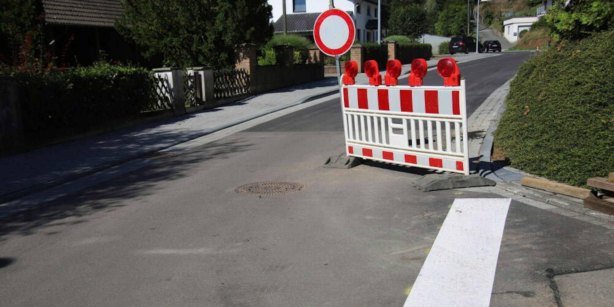 Die Markierungen auf der Happerschosser Straße sind weitgehend erledigt, nur am Kanal müssen noch Arbeiten erledigt werden.