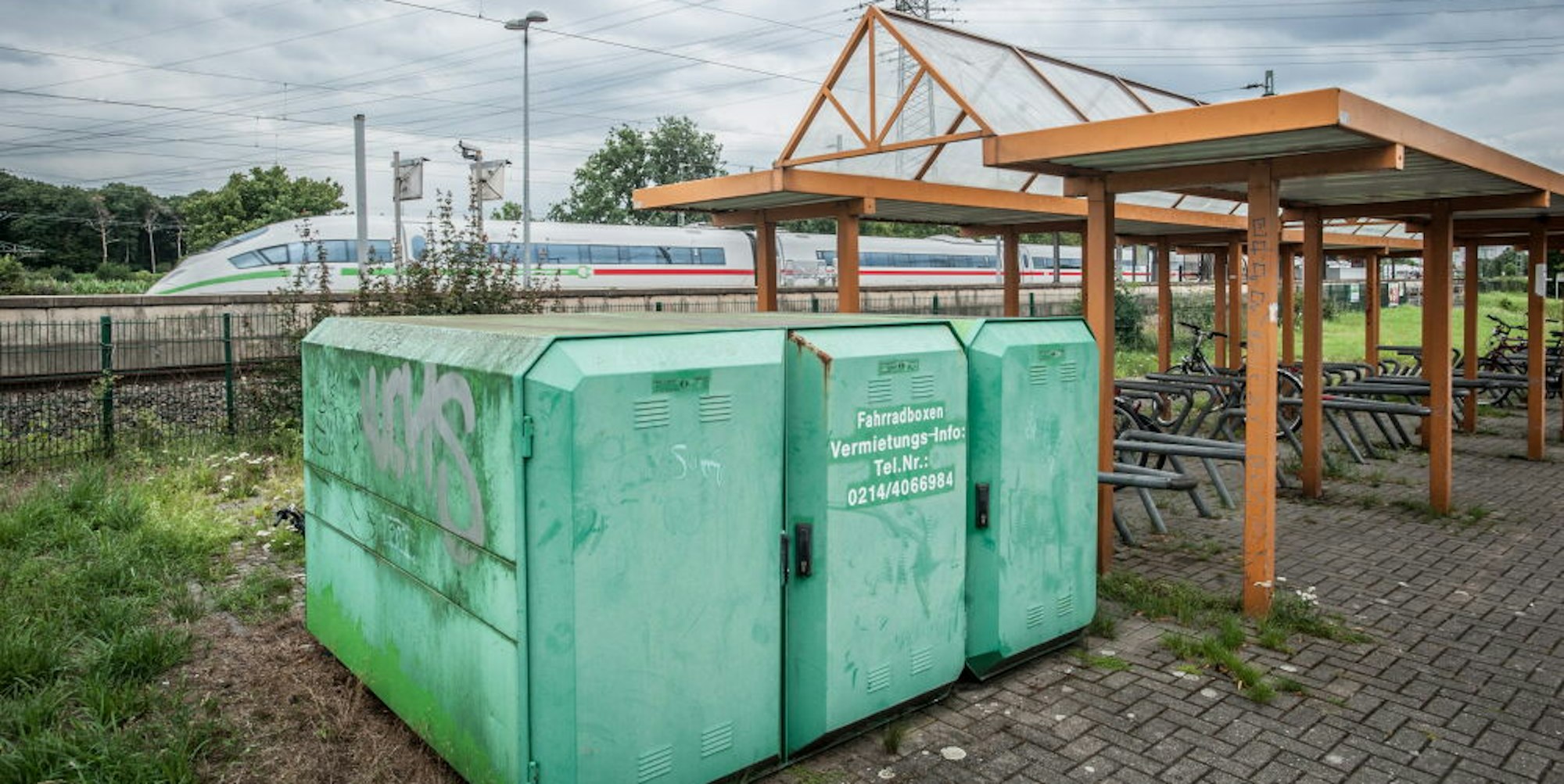 Die bisherigen Fahrradboxen in Rheindorf reichen nicht aus und bieten einen erbärmlichen Anblick.