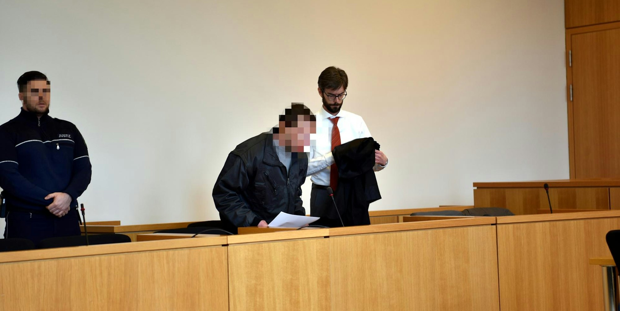 Der 28-jährige Beschuldigte (Mitte) aus dem Kaller Gemeindegebiet soll seine Großmutter getötet haben. Am Montag begann in Aachen das Gerichtsverfahren.