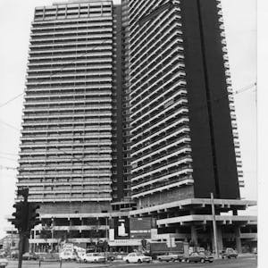 Das Hochhaus kurz vor seiner Eröffnung im Jahr 1973.