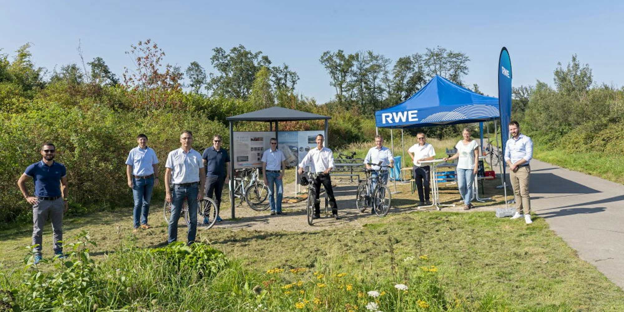 Vertreter der Stadt Kerpen, der Gemeinde Merzenich und von RWE erkundeten das neue Freizeitwegenetz rund um Buir.