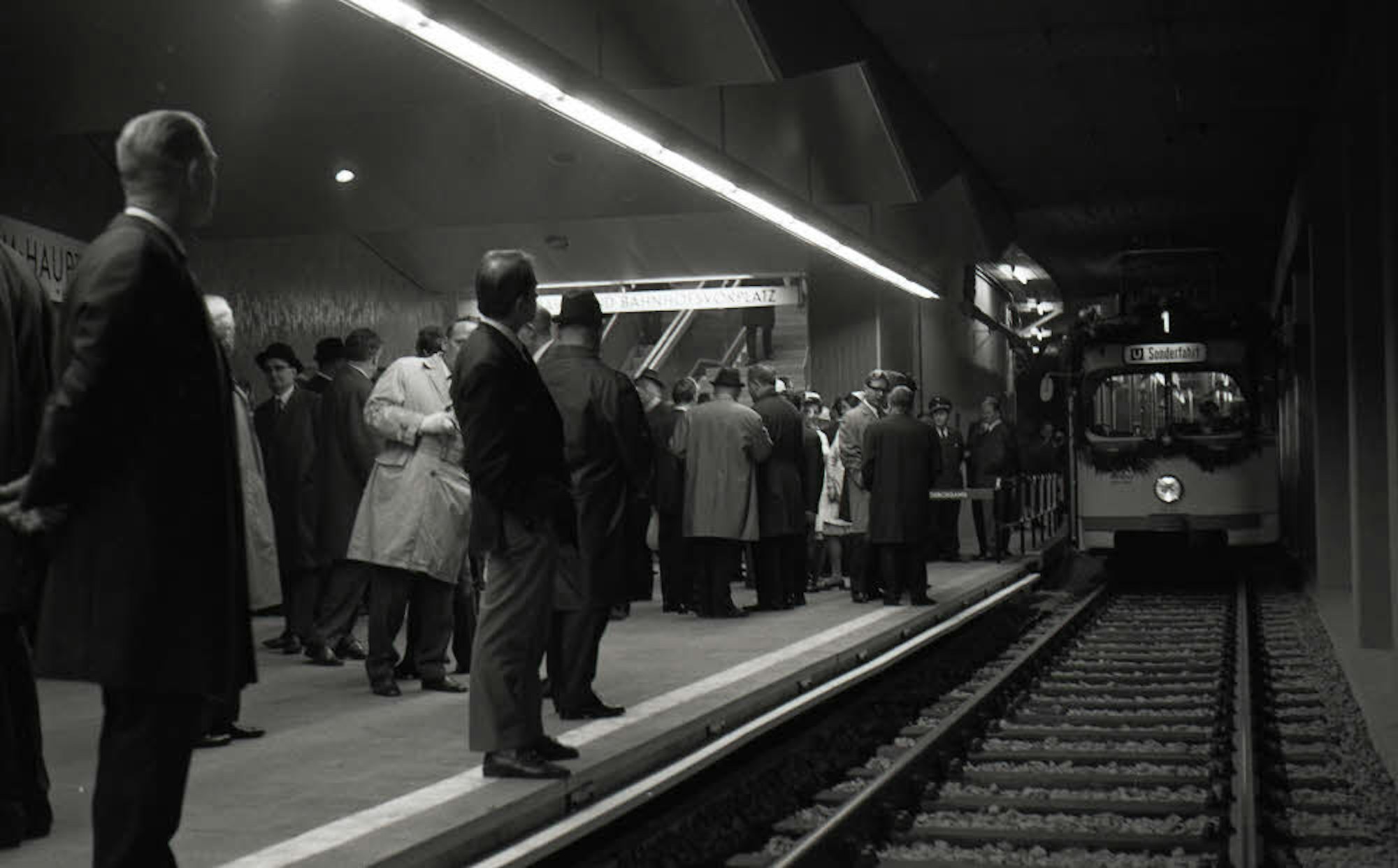 Die Linie 1 fährt erstmals in die U-Bahn-Station Dom/Hauptbahnhof ein.