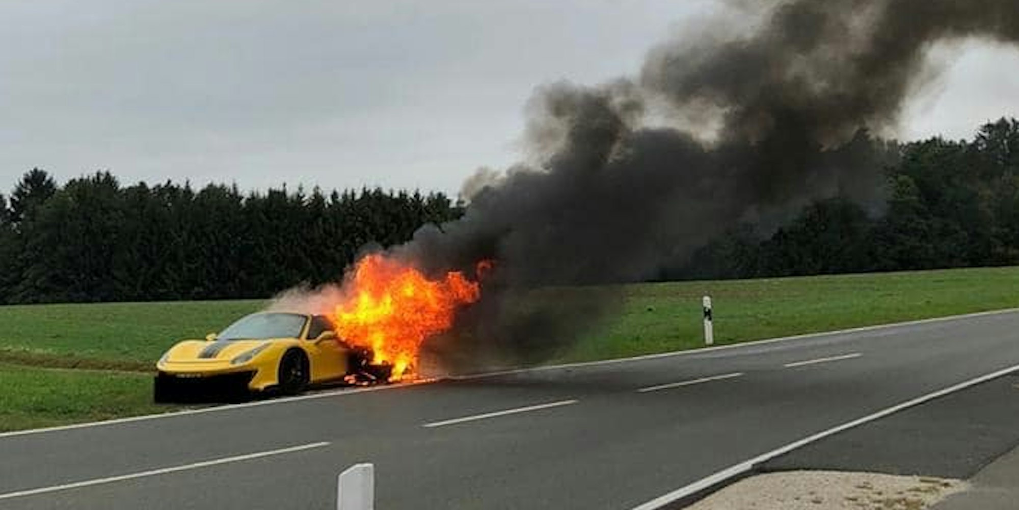 Ferrari geht auf der Autobahn während der Fahrt in Flammen auf