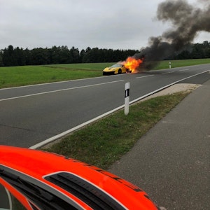 Ferrari geht auf der Autobahn während der Fahrt in Flammen auf