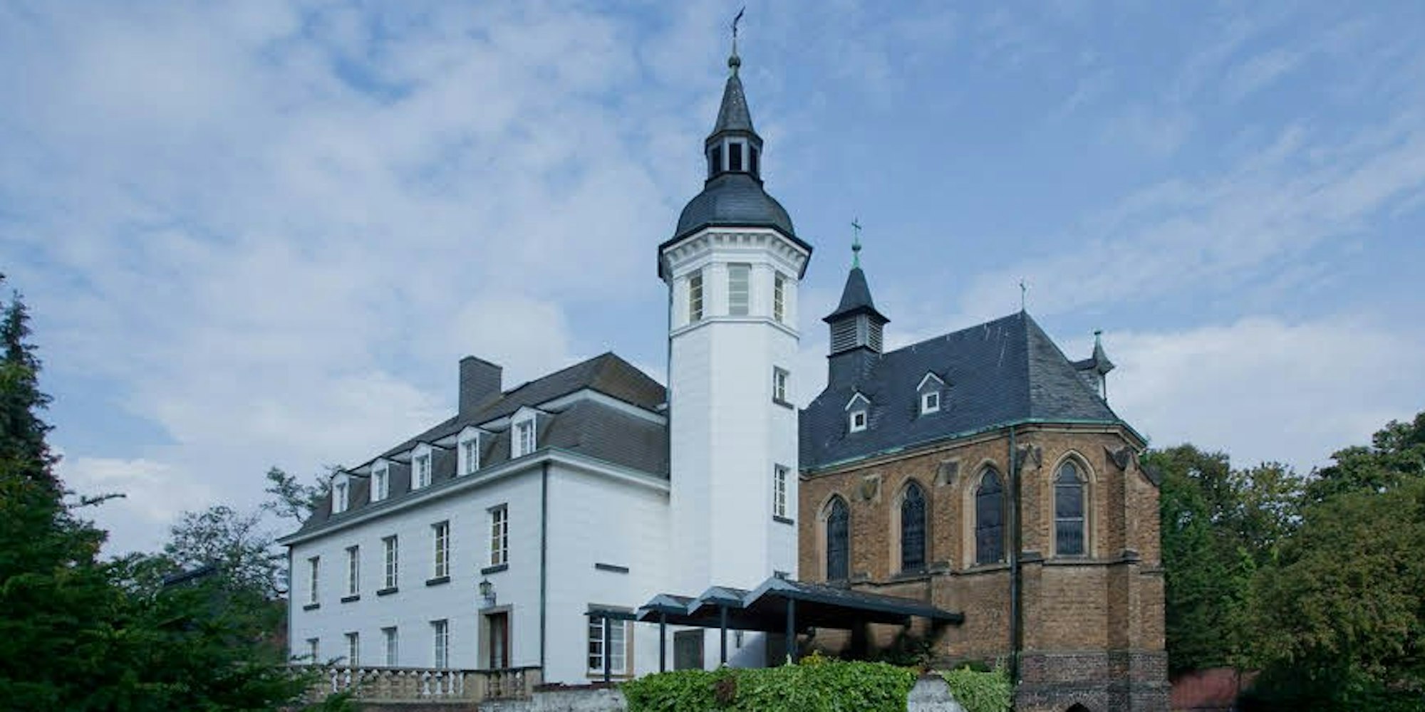 Von Wasser und einem großen Park umgeben liegt Schloss Weißhaus idyllisch mitten in Sülz. Der Turm stammt noch vom Wiederaufbau 1613. (Fotos: von Poll Immobilien)