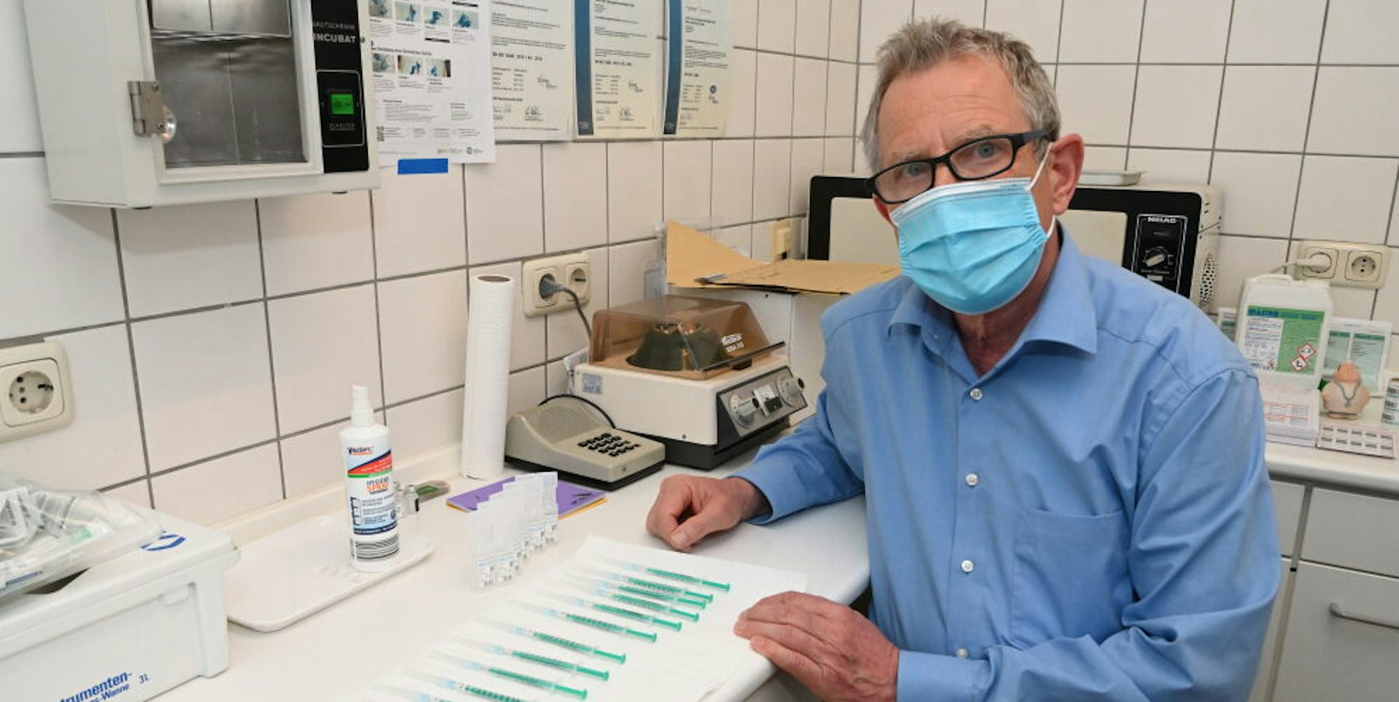 Vorbereitet auf die Impfung: Mediziner Dr. Heribert Wiemer mit den aufgezogenen Spritzen mit Biontech/Pfizer-Impfstoff in seiner Odenthaler Praxis.