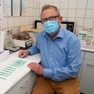 Vorbereitet auf die Impfung: Mediziner Dr. Heribert Wiemer mit den aufgezogenen Spritzen mit Biontech/Pfizer-Impfstoff in seiner Odenthaler Praxis.